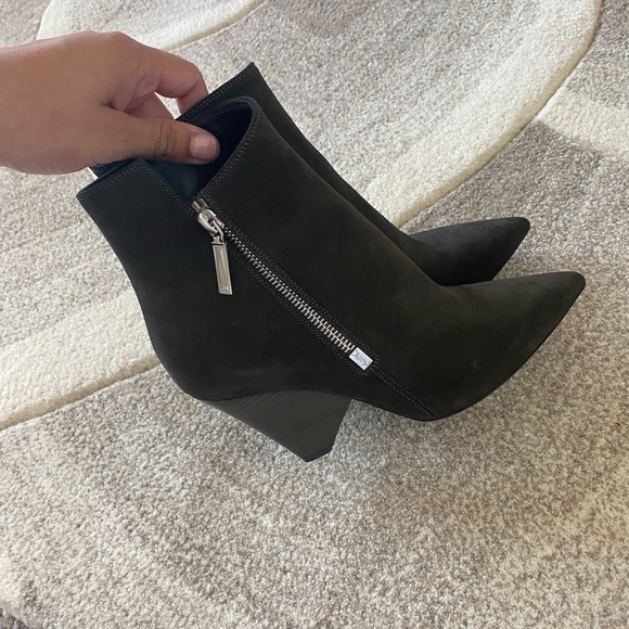 Saint Laurent Niki suede booties - Picture 8 of 9